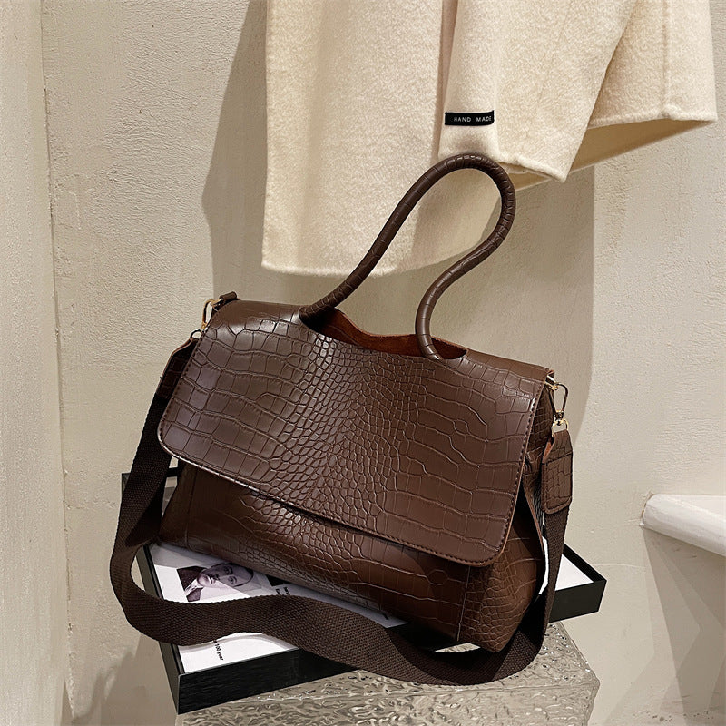 Bag female large capacity 2026 new fashion messenger bag autumn and winter single shoulder commuting tote bag