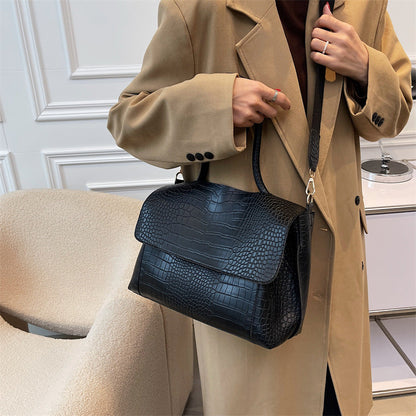 Bag female large capacity 2026 new fashion messenger bag autumn and winter single shoulder commuting tote bag