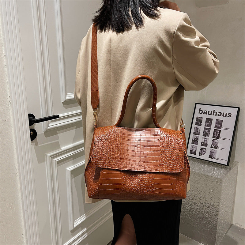 Bag female large capacity 2026 new fashion messenger bag autumn and winter single shoulder commuting tote bag